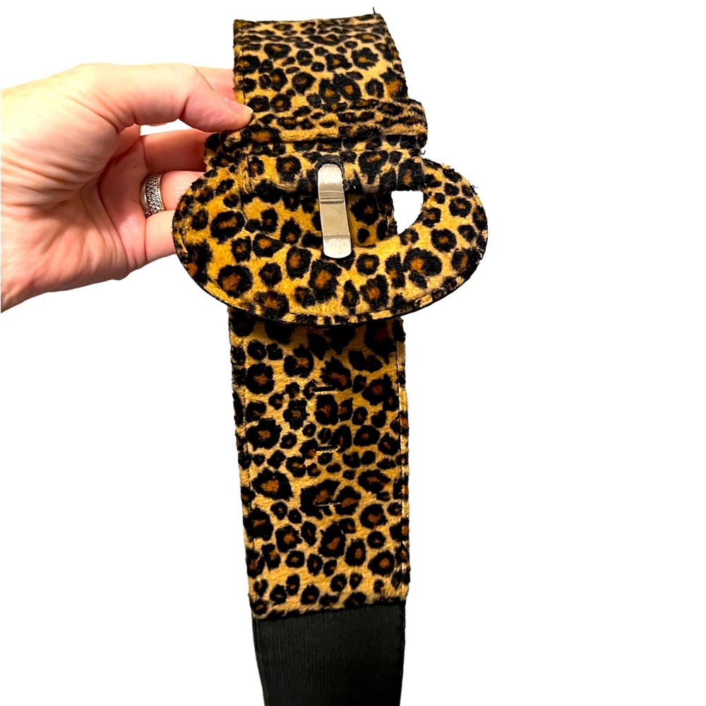 Sexy and timeless! Size L, leopard and black belt with large buckle. Stretches.